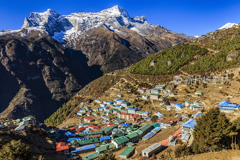 Namche Bazaar是尼泊尔喜马拉雅山区的一个著名村庄